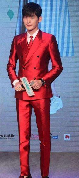 天鹅颈|当男明星都爱上红装, 胡歌拼色帅气靓丽，鹿晗白衬衫搭红西装，干净，阳光