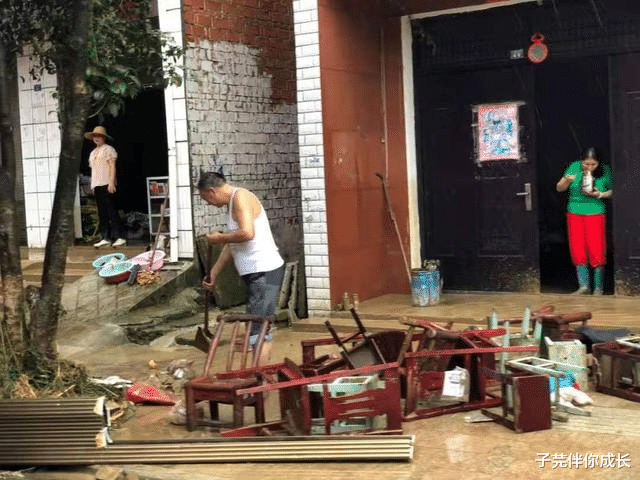 子芫伴你成长|湖北暴雨，妻子遇难前给丈夫发26个字：好的感情，具备侠肝义胆