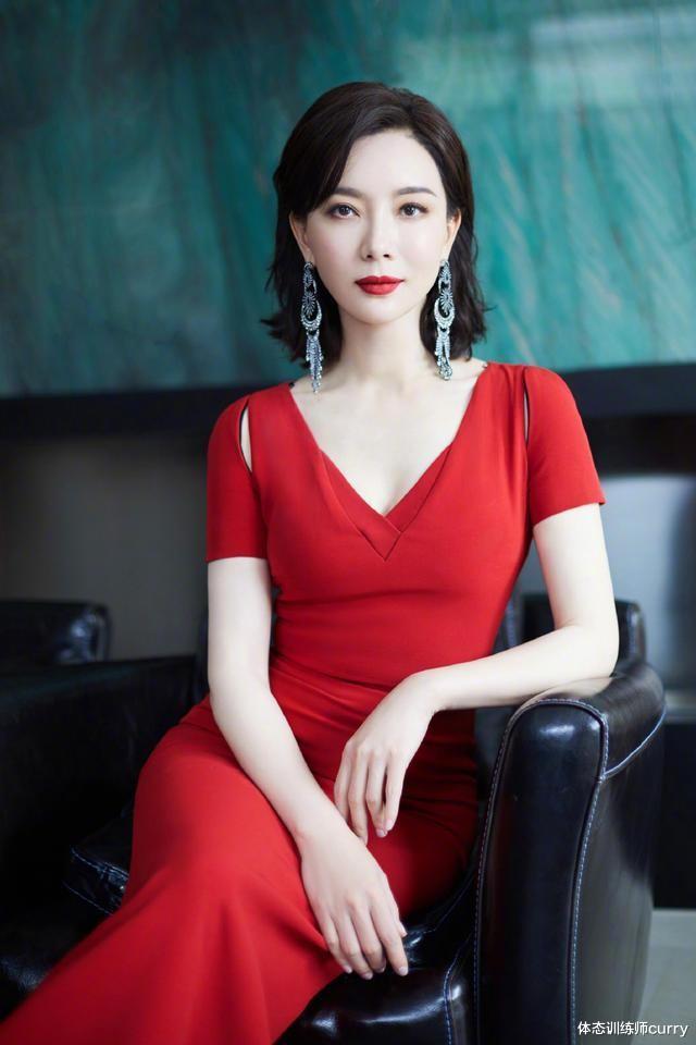 陈数 44岁的她，依旧端庄而优雅，气质绝佳，这身材美得羡煞旁人啊！