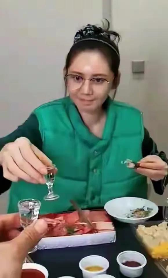 秋瓷炫|太心酸！秋瓷炫与老公小酌一杯压抑太久忍不住落泪，素颜却认不出