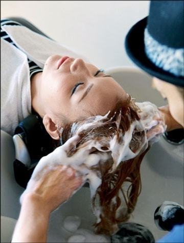 建议女生:洗头时记住\4不要\,坚持一段时间,头发柔顺,掉发也少了