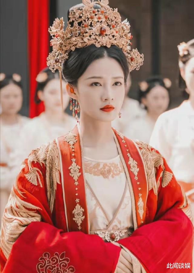 李沁|李沁新剧《请君》新娘造型路透，发饰精美，自带美强惨氛围感！