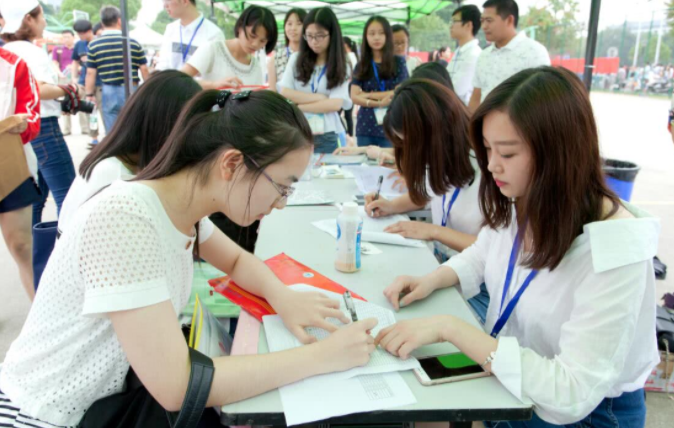 糯妈育儿经|大学生“请假条”火了，辅导员直接给假，直言：记得带点喜糖回来