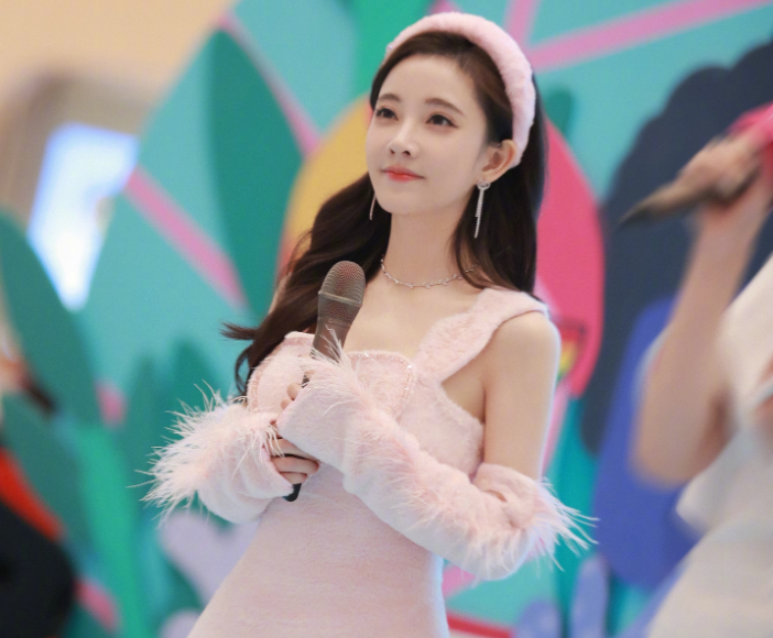 冯提莫|冯提莫盐城签售会开启，颜值太抗打，粉色短裙美丽“冻”人