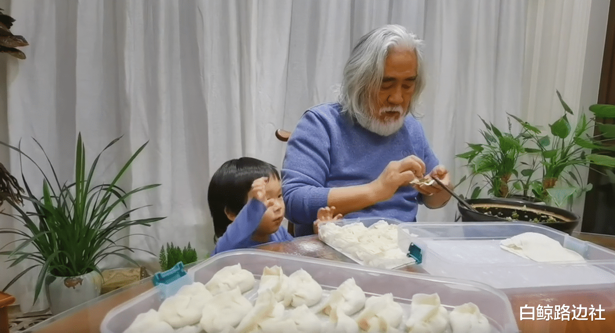 张纪中|70岁张纪中和家人过节！混血儿子坐桌子角落，心事重重被指好可怜