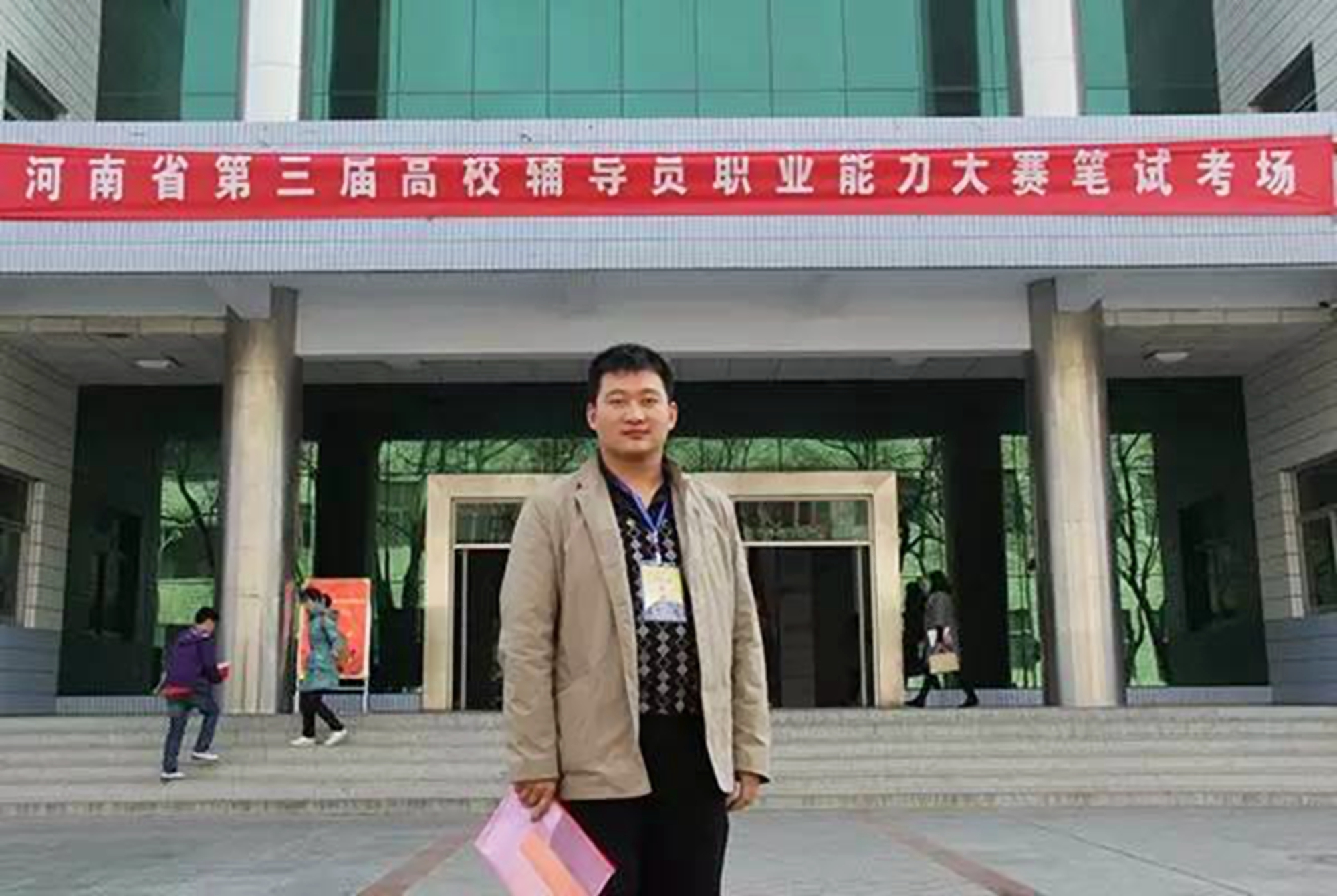 高校|大学辅导员年薪曝光，网友酸了：难怪名校毕业的博士都去当老师了