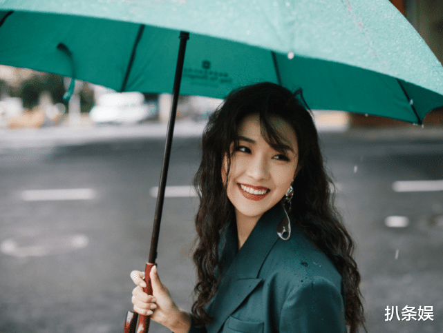 胡歌|胡歌为菅纫姿《女心理师》加油，喊她飒姐笑称：还是我认识的罗伊人吗