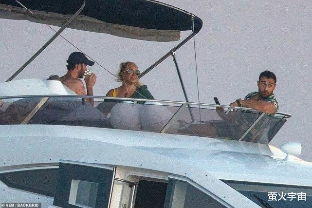 少女时代|小甜甜布兰妮海滩庆40岁，男模未婚夫陪伴，浴巾不离身怕被说胖