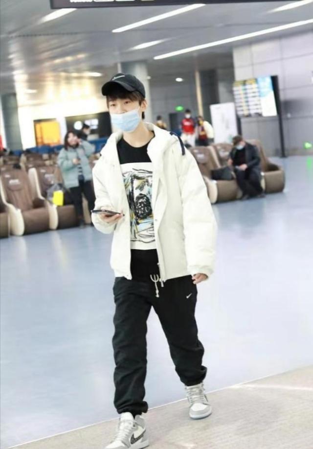 铃木爱理|张亮儿子长成高大帅哥！穿运动装配AJ，女儿扎马尾辫时髦又俏皮