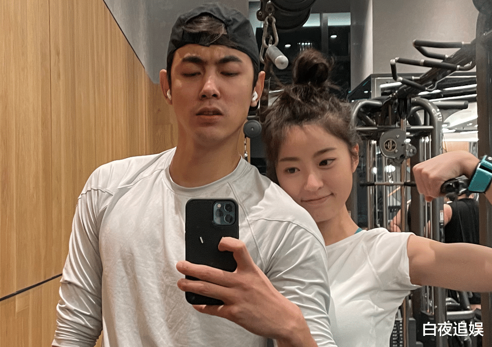 纪凌尘|28岁纪凌尘公开新恋情，女方私人照被扒出，颜值气质不输阚清子