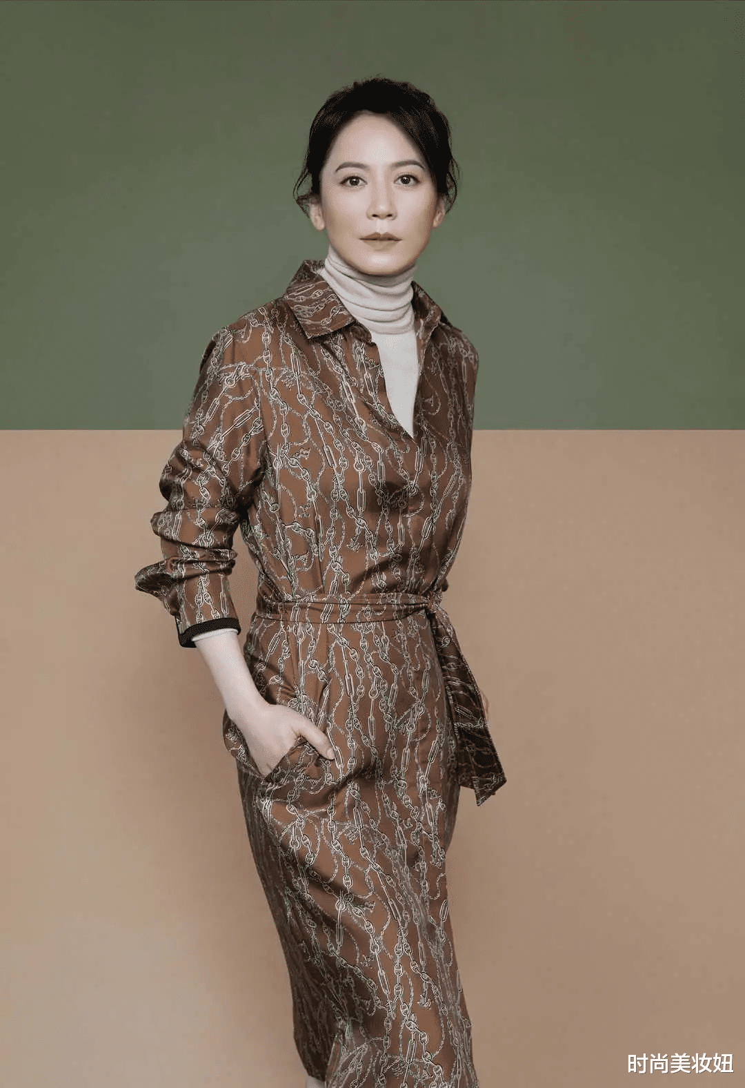 |俞飞鸿虽到了大妈年纪，但身材保养得很好，穿鱼尾裙高级优雅