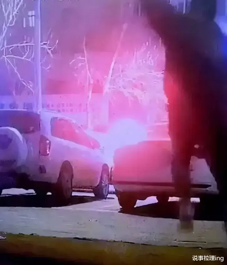 三男子点了三份盒饭 买单时两人先离开 剩下的一人付款后拔腿就跑