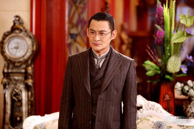 景岗山|54岁景岗山对着镜头狂饮酒，面红耳赤举止怪异，曾多次喝酒出糗