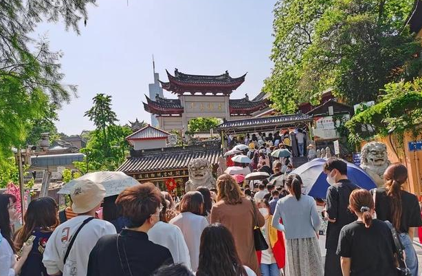 杭州西湖 五一假期人山人海，这些景区彻底堵了，网友：这是看人去的