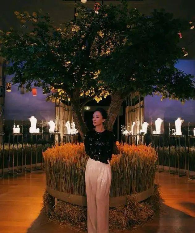 商小芳说情感|周迅“断层裤”火了,本以为是普通阔腿裤,灯光一照:让人惊艳!