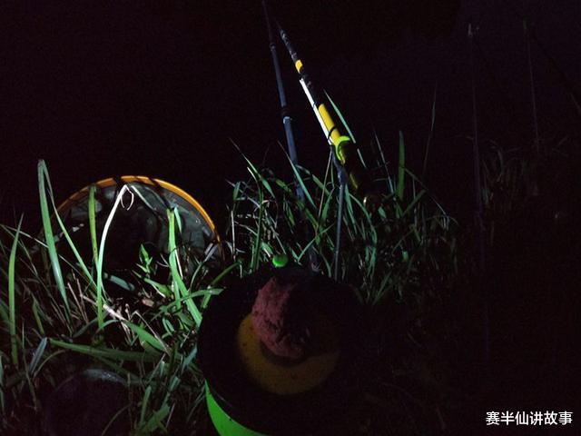 赛半仙讲故事 民间故事：四叔夜钓归来，家中的狗狂吠不止，从此他再也不碰鱼竿