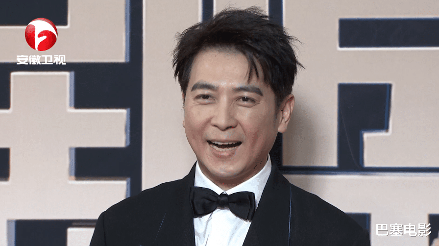 毛晓彤|国剧盛典红毯：毛晓彤清冷惊艳，被张萌的脸吓到，吴谨言怎么了？