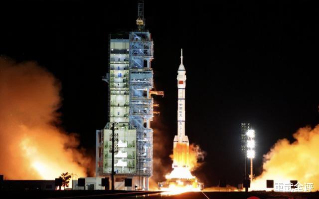 美国|世事无常!西方社会局势动荡,中国飞船升空