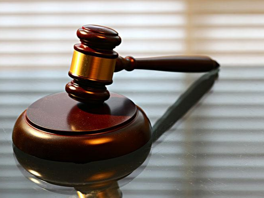 国内社会速递 上厕所吵醒妻子被追砍,男子勒死精神病妻子,法院判防卫过当