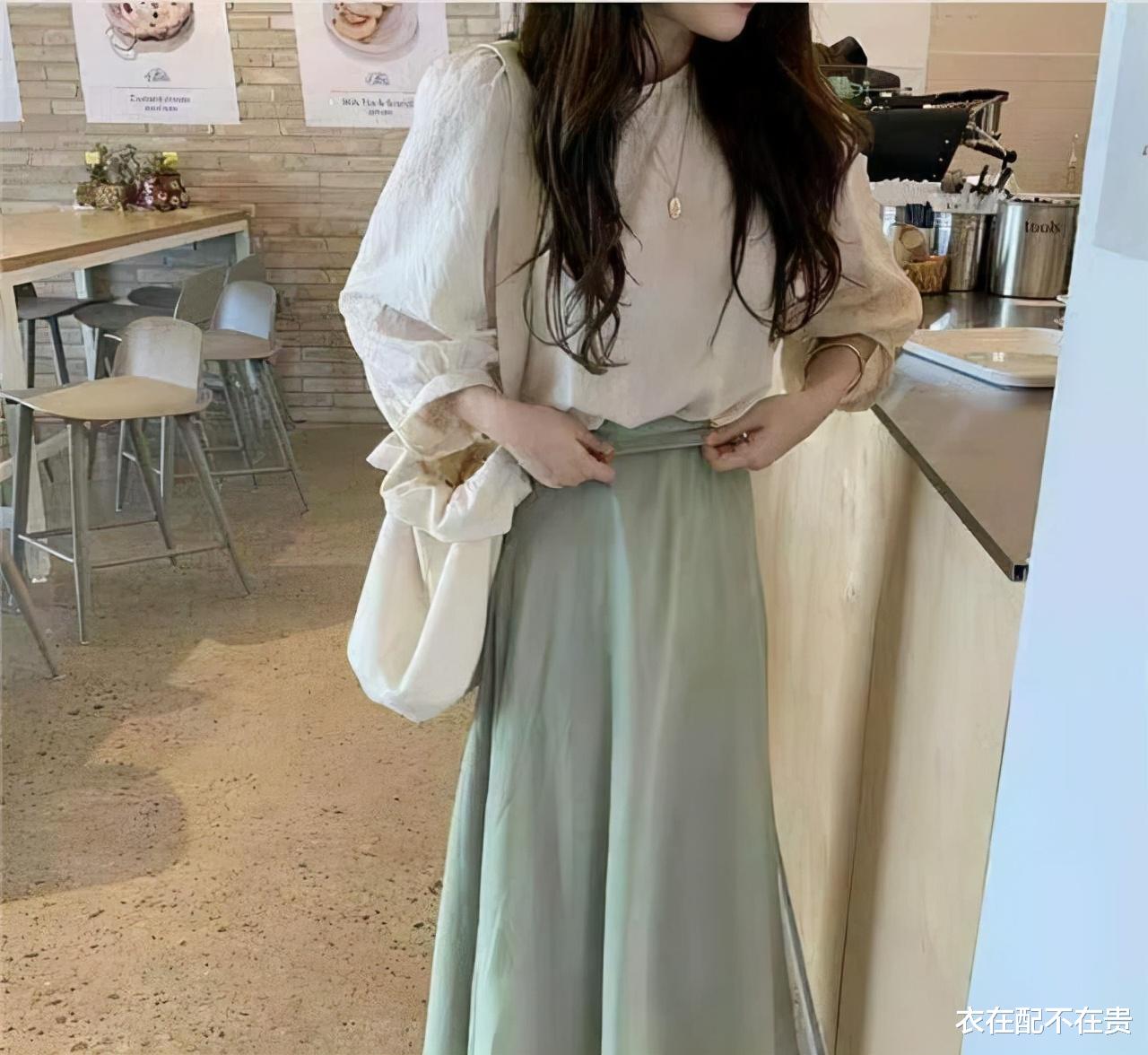 衣在配不在贵|张家辉难得和妻子同框，关咏荷穿绿裙优雅高贵，看着就有阔太范儿