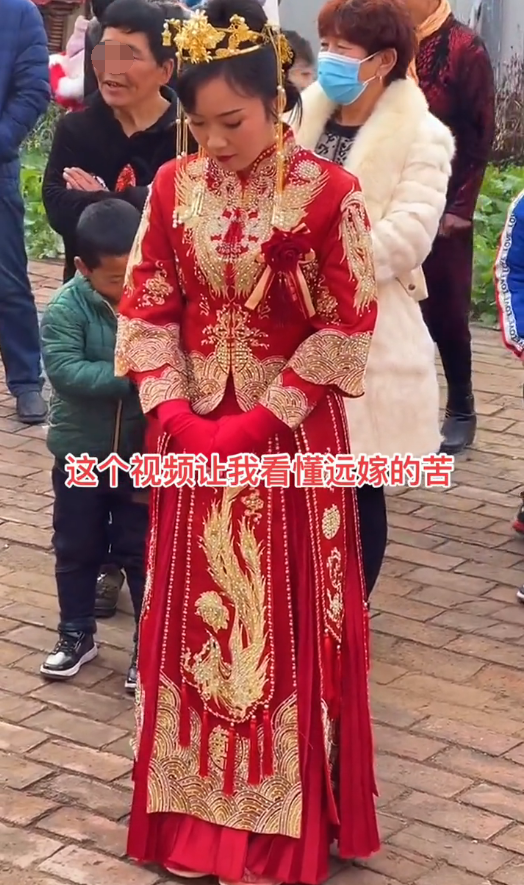 远嫁新娘在新郎门外站1小时,大冷天冻发抖,网友心疼:别结婚了