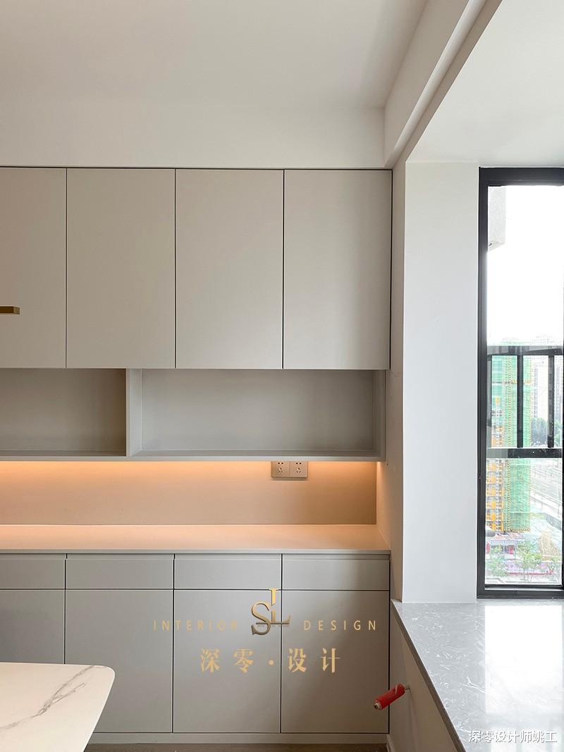 老年小妙招|说成教科书不为过，133㎡精装房，客餐整面打柜子，收纳足不压抑