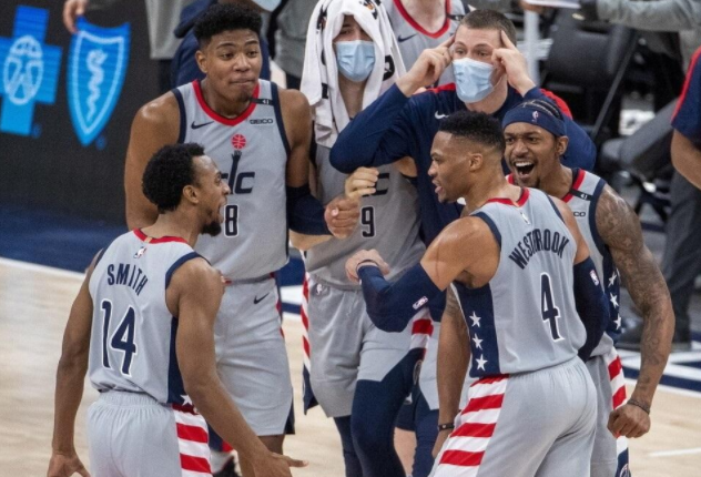 孙铭徽|压哨三分带队反超！威少打疯了半场轰25分，比尔场边激情庆祝