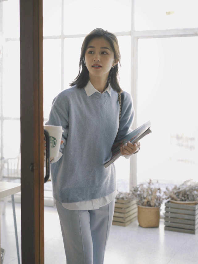 何有强 秋冬季,“薄荷色”毛衣火了,搭配上白色半身裙温柔优雅,超洋气