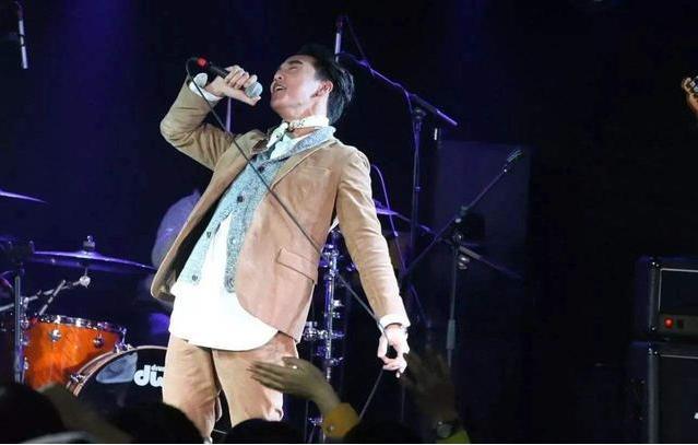 汪峰|当年被汪峰淘汰，如今满世界开演唱会，而对手早已销声匿迹！