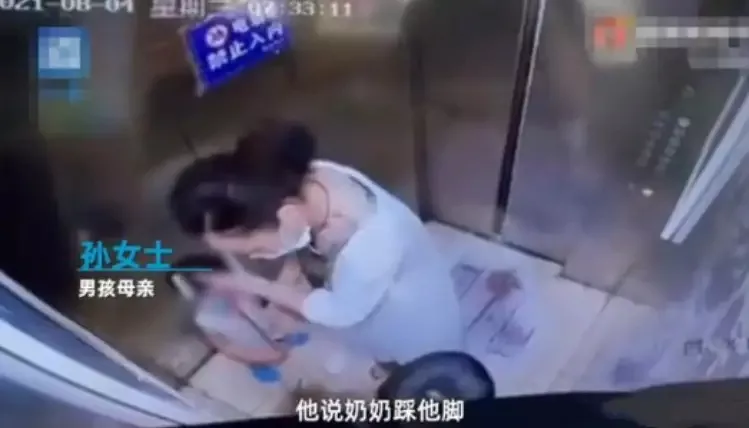  深夜电梯内，10岁男孩被老太猛踩3脚后，再也不敢出门？背后真相让母亲直出冷汗...