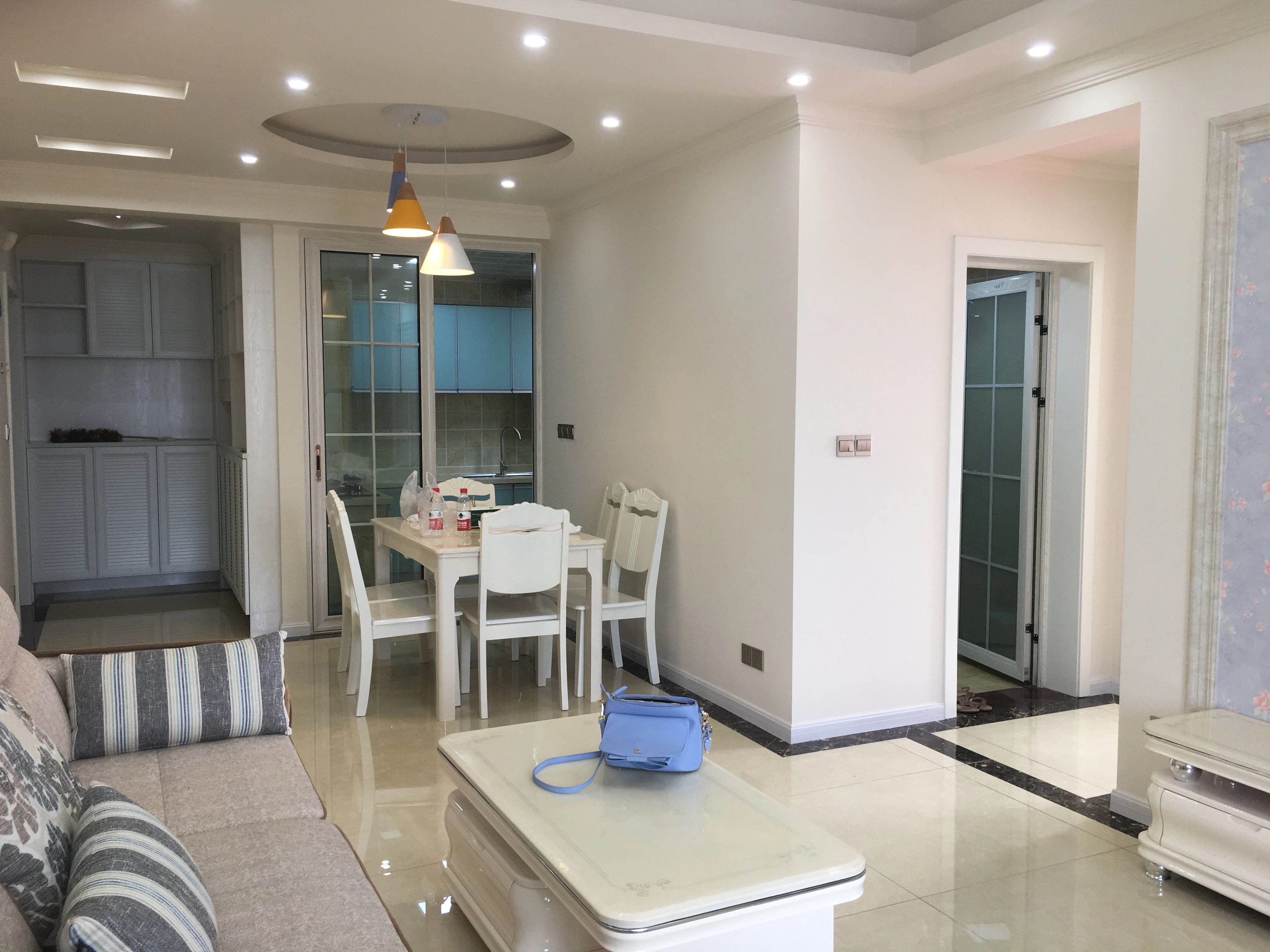 重新装修房子,清新的电视机墙代替大红大紫的风景画,越看越开心