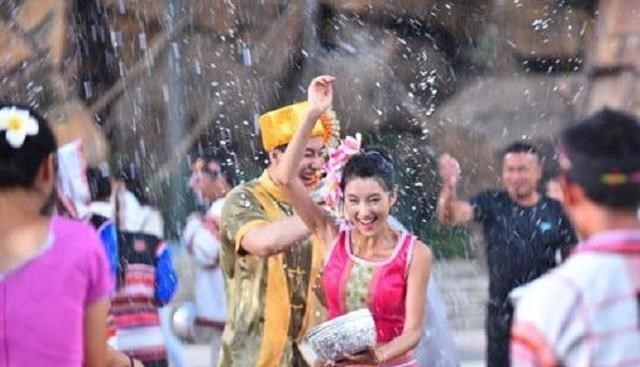 导游 中国小伙在泰国买榴莲，被导游再三阻拦，不听劝购买：可以退吗？