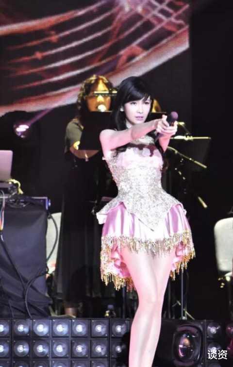 周慧敏|54岁周慧敏献唱冻到发抖，生图眼皮松垮，女神竟老了一大圈