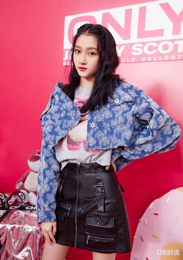 关晓彤|关晓彤活动生图被疯传，坐下后腿都快溢出屏幕，全网羡慕鹿晗