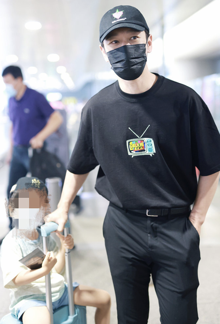 黄晓明|黄晓明带儿子回青岛老家，小海绵现身机场和啤酒节，帅气可爱