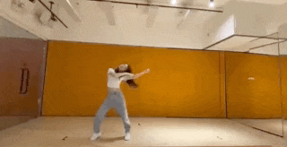 郭富城|天王形象颠覆！郭富城罕见扮圣诞老人，手捧超多礼物送女儿太宠溺