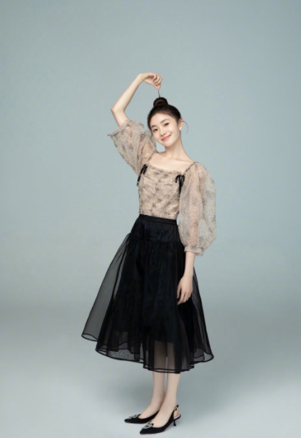 何有强|刘浩存美如初恋女友，穿黑色夹克外套配碎花半身裙，看着让人心动