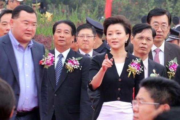 杨澜|52岁杨澜一家近照，丈夫隐瞒了23年，女儿和年轻的她很像