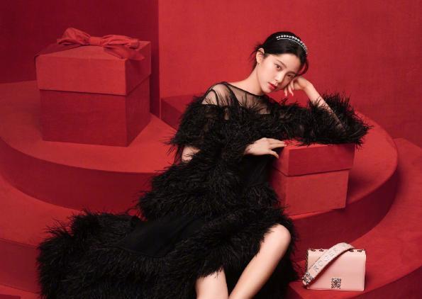 欧阳娜娜|欧阳娜娜不再隐瞒，主动提和陈伟霆关系，脖子上项链早就说明一切