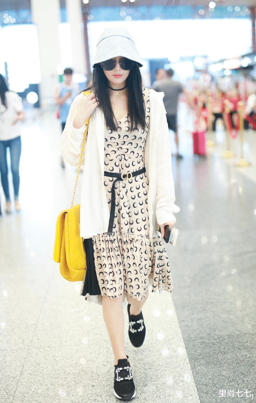 张馨予|张馨予夫妇买海鲜被偶遇，何捷穿老婆衣服，她穿男士衬衫好娇小