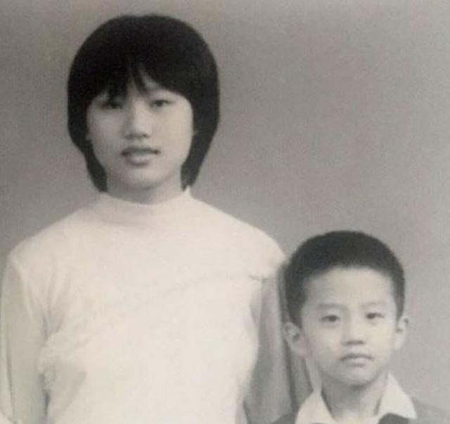 关晓彤|邓超同母异父的姐姐：打工给弟弟凑学费，邓超成名后回馈两套房