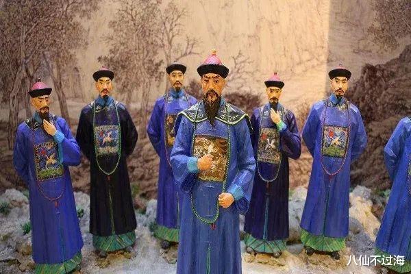 八仙不过海|为什么清朝官员参拜皇帝时要拍打两下袖子