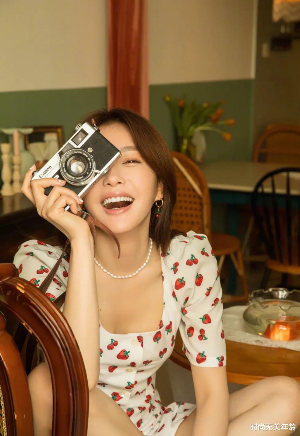 时尚无关年龄|秦岚人到中年仍有少女感,印花裙慵懒随意,活出了女人的自信