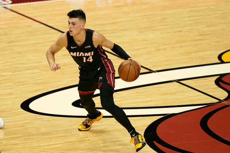 詹姆斯·哈登|活該0: 3！塔克羞辱巴特勒，字母哥攤牌，尼克楊：誰(shuí)讓你們不交易來(lái)哈登！