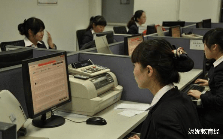 教师|“铁饭碗”职业排名新变化，公务员跌出前3，这一职业越来越抢手