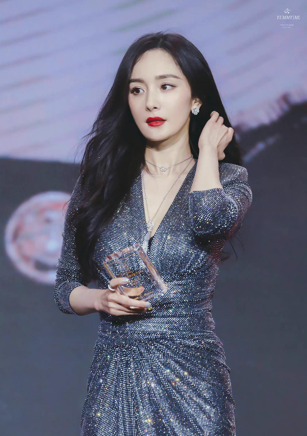 杨幂|曲线，S形，丰满都不能形容她的美！这简直就是为杨幂量身打造！