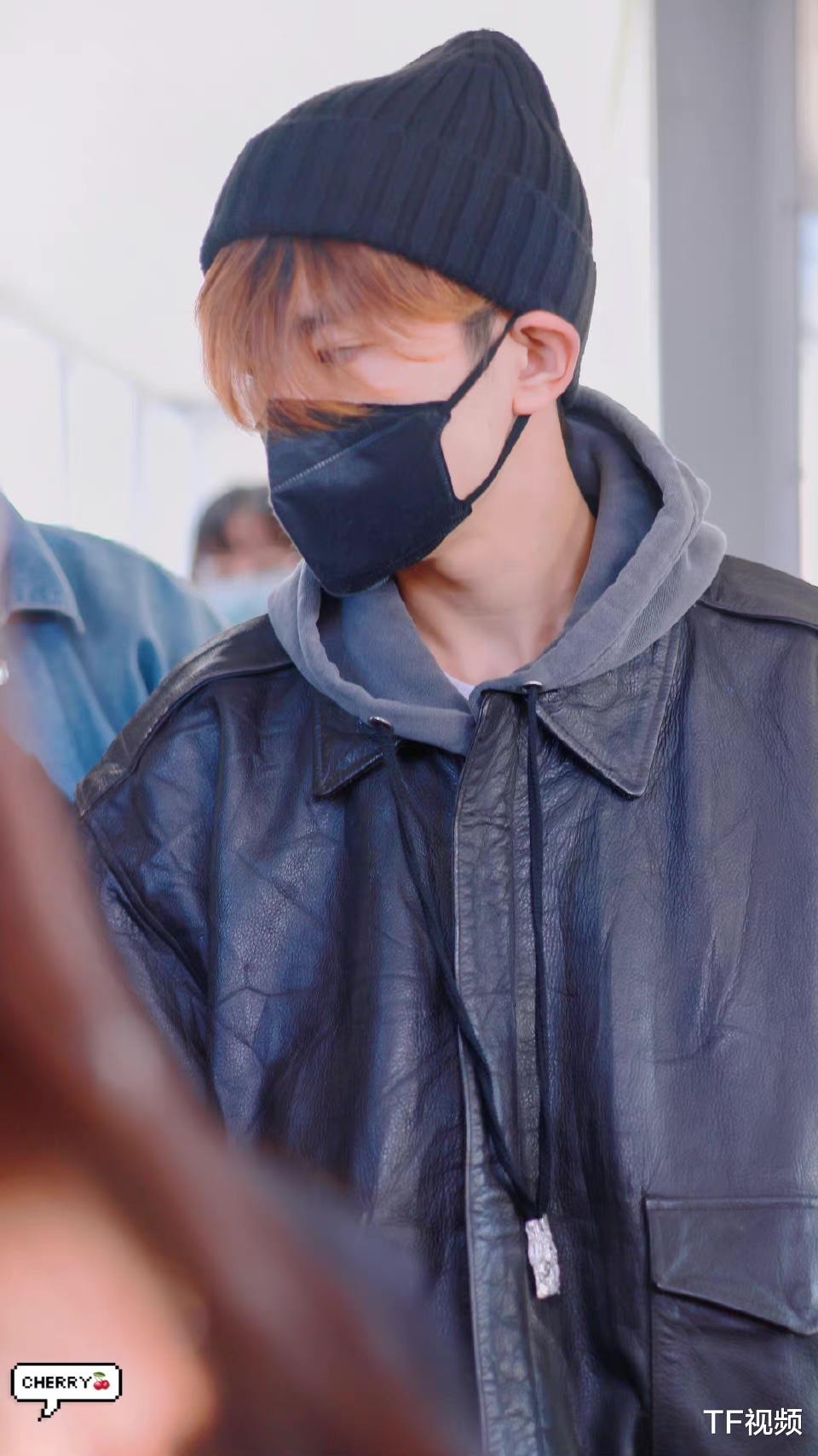 美丽|易烊千玺换新发色了，疑似在准备惊喜，千玺或将跨界做主持？