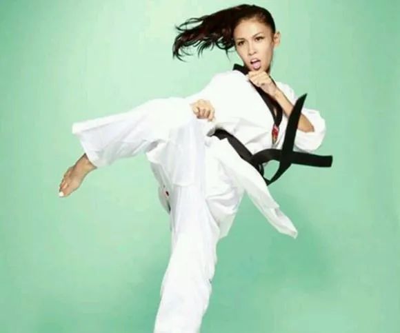影史|跆拳道冠军登上装女郎!成为成龙御用女星