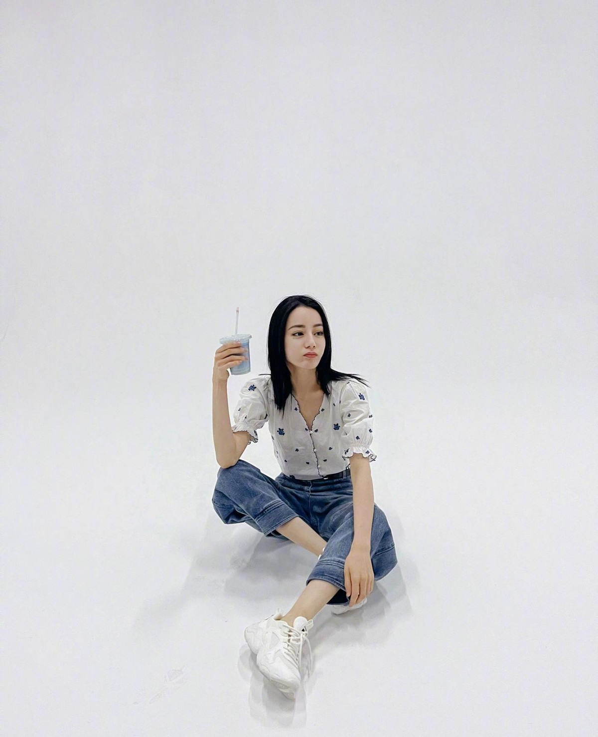 白小白的衣橱|浓颜系美女也太出挑了,迪丽热巴手拿“蓝天”凹造型,糊图也没瑕疵