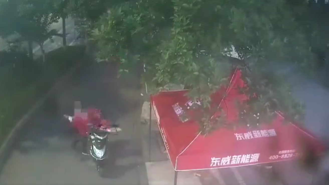 温度情感|宣州：一名男子不偷钱，却在晚上偷了两把遮阳伞，接着又去偷盆景，他的目的很有爱心